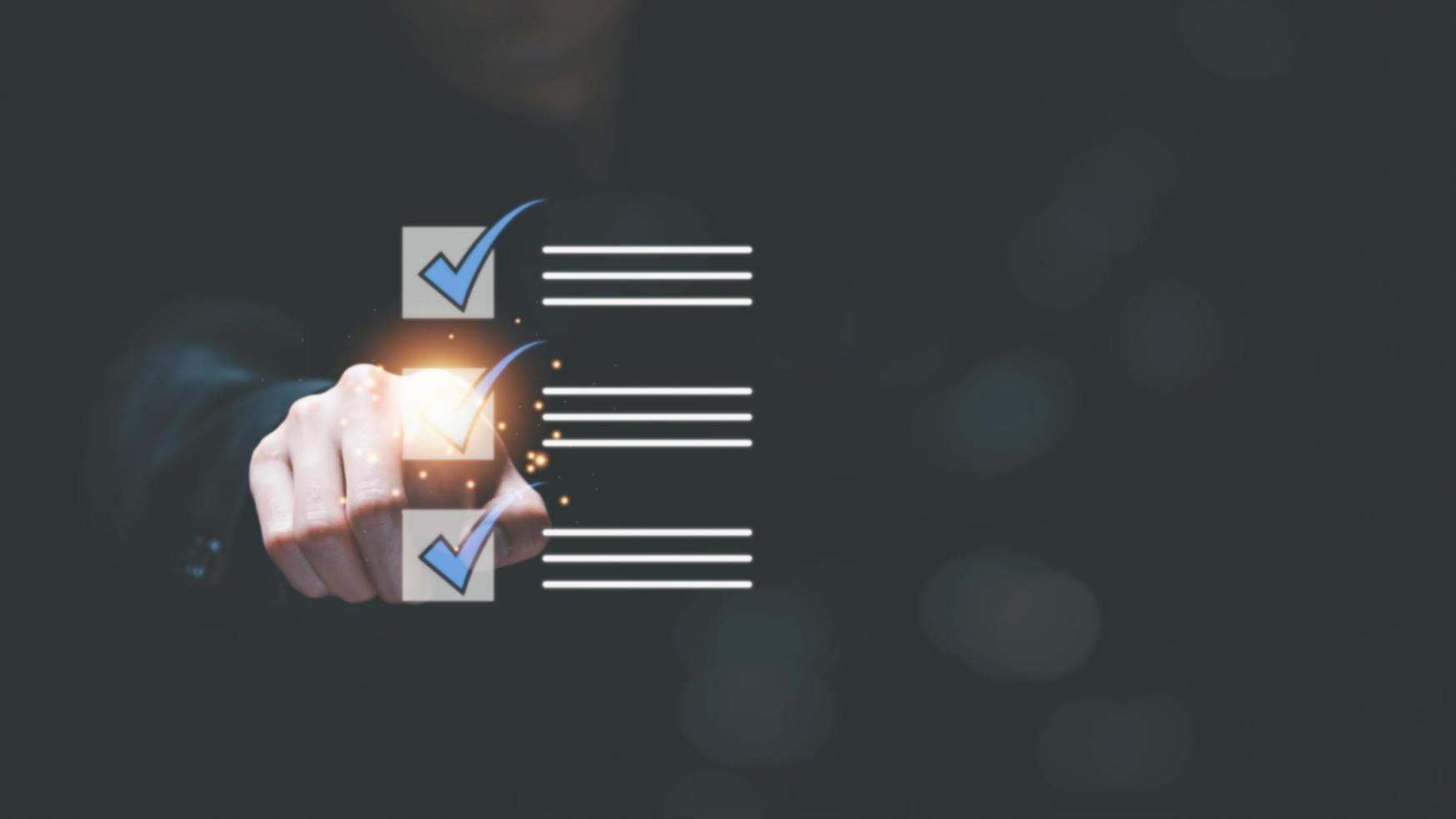 Estudiante revisando feedback de proyecto